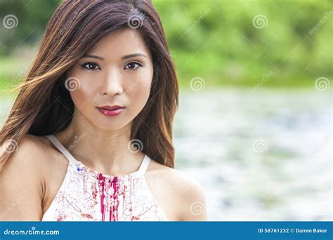 Het Mooie Chinese Aziatische Jonge Meisje Van De Vrouw Stock Foto Image Of Kleding Lang 58761232