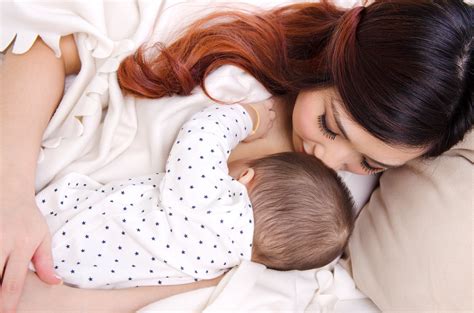 Adzan di telinga bayi di saat ia baru lahir, hampir termasuk perkara yang disepakati. Ini 5 Cara Menyusui Bayi yang Benar Saat Payudara Lecet ...