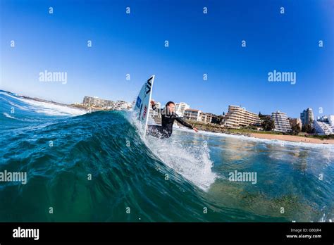 surf surfer girl zoe mcdougal closeup natación agua foto acción sobre rompiendo las olas del