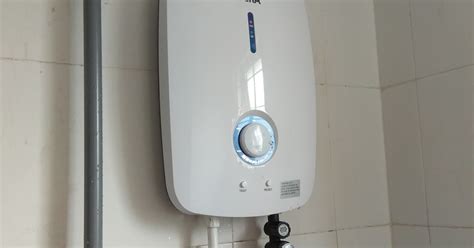 In this review of energy efficient water heaters, you'll find the best brands offering the highest energy efficiencies. Eza + Happy Ending: Review Water Heater Deka D50