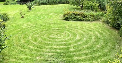 Creative Lawn Mowing Patterns And Techniques Troy Bilt Troy Bilt Us