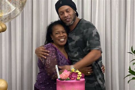 Efsane futbolcunun 71 yaşındaki annesinin hayatını kaybettiği açıklandı. Legendary Player-Ronaldinho's Mother(Dona Miguelina ...