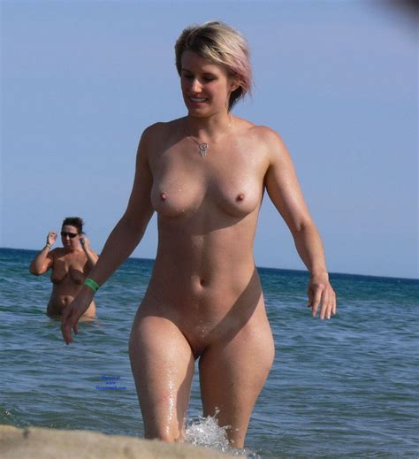 Milf Rubio Cambiando En La Playa Para Amantes En Topless Nuevos