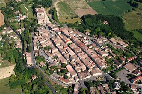 La densité est donc de 62 habitants / km2. Photo aérienne de Duras - Lot-et-Garonne (47)
