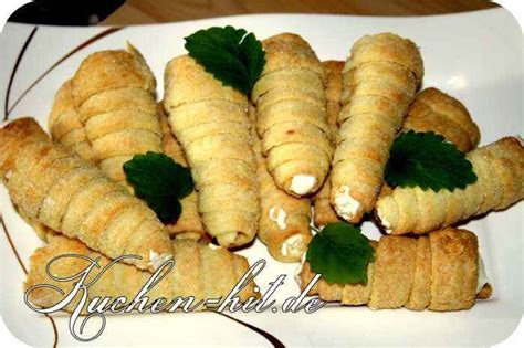 Um den kuchen zu dekorieren, streue einige weitere mandelblättchen, himbeeren sowie schokoraspel auf. Waffel-Rolle mit Creme - Kuchen-hit.de