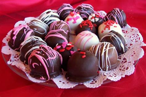 Coklat tergolong dari dua jenis baik bubuk maupun coklat batang. Bola-Bola Coklat Truffle isi Oreo