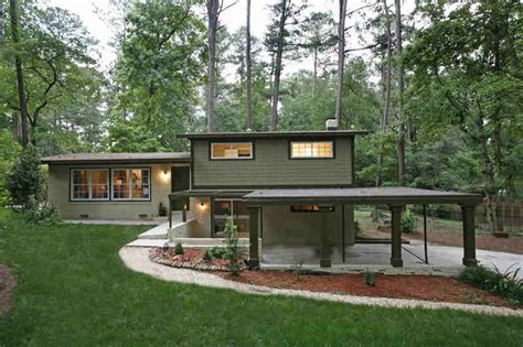 Why are brick walls so popular in the mid century? Green split-level | Mid century modern house, Modern brick ...
