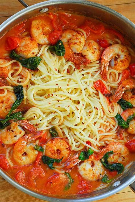 I've been waiting to post this creamy white wine pasta sauce for a long time. Garlic Shrimp Pasta in Red Wine Tomato Sauce - What's In The Pan?