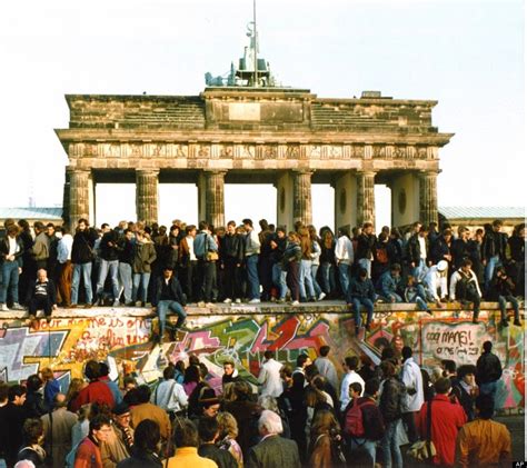 30 Amazing Photos Of The Fall Of The Berlin Wall From 25 Years Ago ~ Vintage Everyday