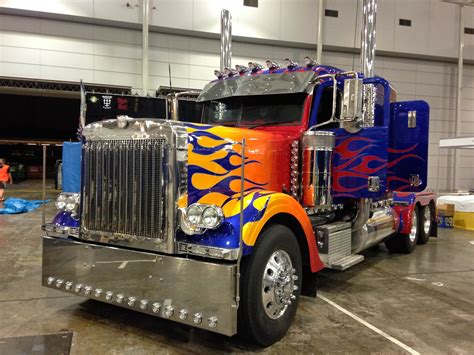 transformers optimus prime truck rolls   brisbane supanova