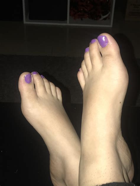 can you suck my pretty little toes 🥺 r feetloversheaven