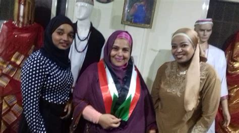واحد قبل مايموت جمع ولاده التلاتة وحب يوصيهم يفضلوا ايد واحدة ،وأعطى لكبيرهم عود خشب كسره بسهوله أعطاه اتنين كسرهم بسهولة برضه أعطاه خمسين عود كسرهم بسهوله قال لهم طالما معاكم البغل. مبادرة مصر والسودان ايد واحدة تشارك افتتاح معرض" وادى ...
