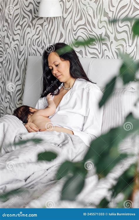 Retrato De Una Madre Amorosa Amando A Su Hija En El Dormitorio Plantas