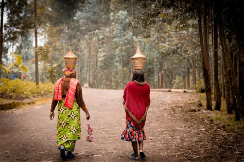 Rwandese Women Carrying Agaseke Agaseke Is A Type Of Tradi Flickr