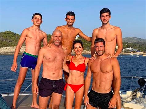 Photo Véronique La Femme De Zinedine Zidane Dévoile Ses Abdos Saillants En Bikini Entourée De