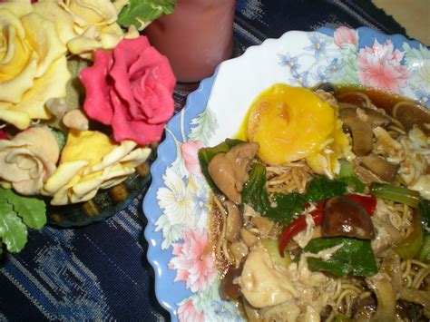 Sizzling yee mee dinamakan begitu kerana lazimnya ianya dihidang didalam 'hot plate' dalam keadaan yang panas mengelegak. CAHAYA HIDUPKU: SIZZLING YEE MEE
