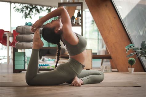 Posturas De Yoga Perfectas Para Hacer Nada M S Levantarte Y Estirar Todo El Cuerpo