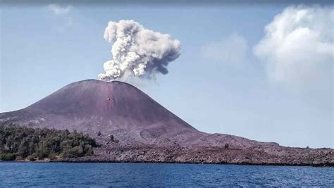 Sebagian besar massa yang kolaps itu diperkirakan longsor ke laut. Gunung Anak Krakatau Erupsi, BMKG; Tak Berpotensi Tsunami ...