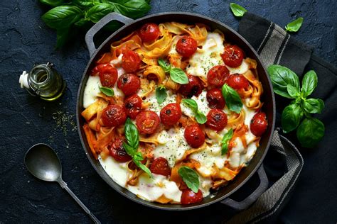Tiktokers were so entranced by the simple recipe — which involved mixing pasta with roasted cherry tomatoes and feta cheese — that stores around the us experienced a national feta cheese shortage. Virales TikTok-Rezept: Leckere Feta-Pasta aus nur 3 ...