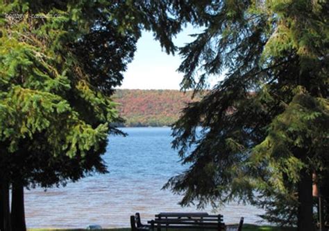 The cottage is a spacious 3000 square feet 4 bedrooms, a tv room, a great room, muskoka room and a. Cottage rental Ontario, Muskoka, Huntsville | Cottage 2 ...