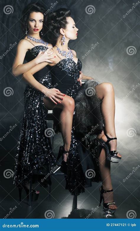 Donne Di Flirt Delle Coppie Omosessuali Nelle Pose Erotiche Immagine Stock Immagine Di Coppie