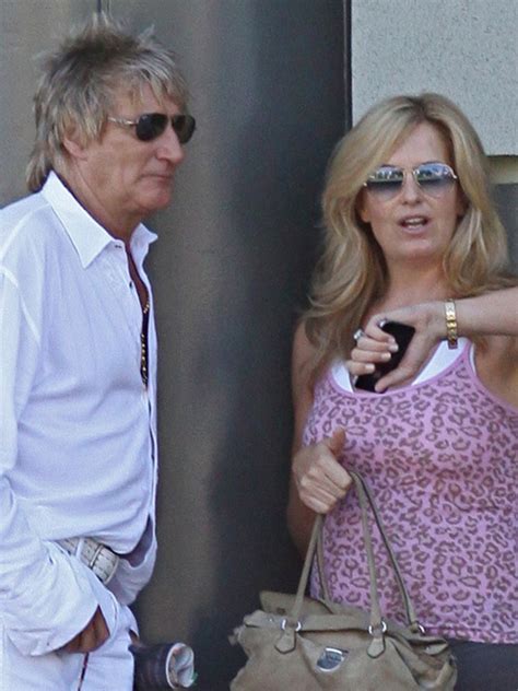 Wake up maggie, i think i've got something to tweet. Rod Stewart und seine Frau Penny Lancaster erwarten ...