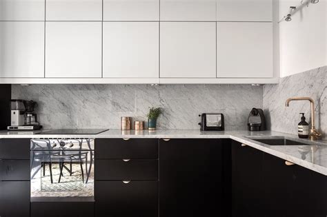 White cabinets with black handles match the luminous lines of black quartz kitchen countertop and black backsplash. Lacquered Matte Black/White Kitchen Cabinets | Black white ...