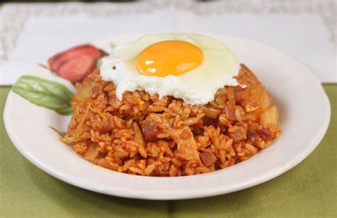 Kimchi fried rice is made primarily with kimchi and rice, along with other available ingredients, such as diced vegetables or meats like spam. 행사의 맛과 멋 코리아 출장부페 :: 초간단 요리 매콤한 김치볶음밥