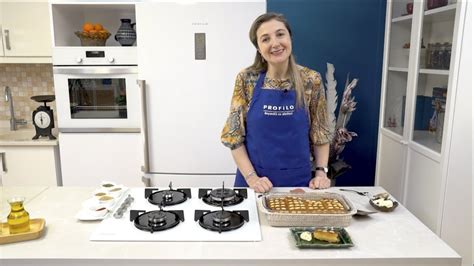Eskiden ara sokaklardan günün her saati şambali tatlısını satanlar geçerdi ve özellikle çocuklar bir parça tatlı almak için harçlıklarını biriktirirlerdi. Profilo ile Ramazan Tarifleri 22: Asuman Kerkez | İzmir Şambali - YouTube