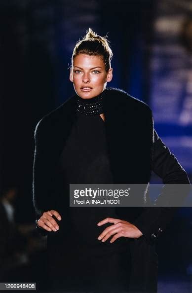 Linda Evangelista Lors Dun Défilé Versace Prêt à Porter Collection