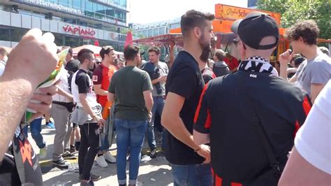 Fc bayern schlägt kämpferische frankfurter. DFB Pokal - Finale Eintracht Frankfurt Fans in Berlin am ...