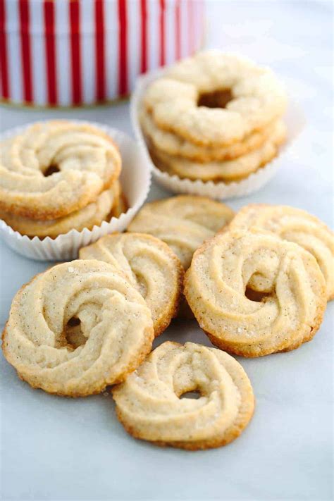 To me, the holiday season is synonymous with cookies! Vanilla Bean Danish Butter Cookie Recipe - Jessica Gavin