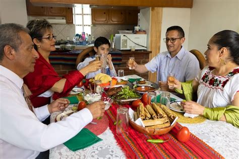 Una Familia Mexicana Brindando Y Celebrando En Una Fiesta Mexicana En