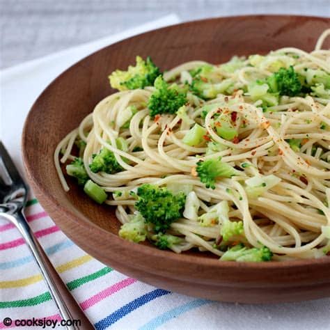 Melt garlic, and butter in pan, then add chicken and broccoli. Cooks Joy - Broccoli Pasta (Pasta e Broccoli)