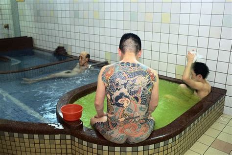 Onsen y tatuajes Baños públicos donde ir con tatuajes en Japón Japonismo Casa de baños