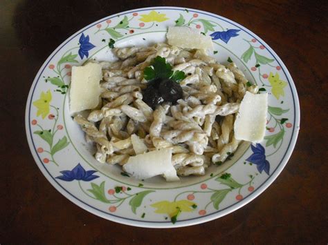 Pasta alle olive un primo piatto davvero facilissimo da preparare, veloce e saporito che vi permetterà di cucinare un piatto di pasta buonissimo anche se in casa avete davvero poco e niente. Pasta alle olive velocissima!! | Ricette, Idee alimentari ...