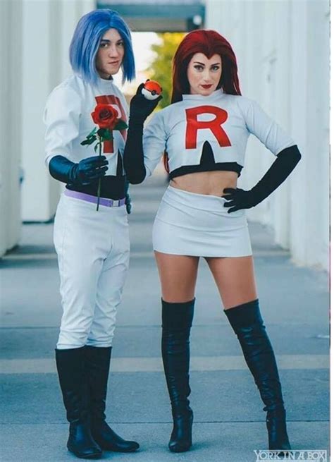 pareja de novios disfrazados como el equipo rocket de pokémon couples halloween outfits couples