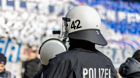 Fu Ball Bundesliga Hansa Rostock Fc St Pauli Polizei Plant