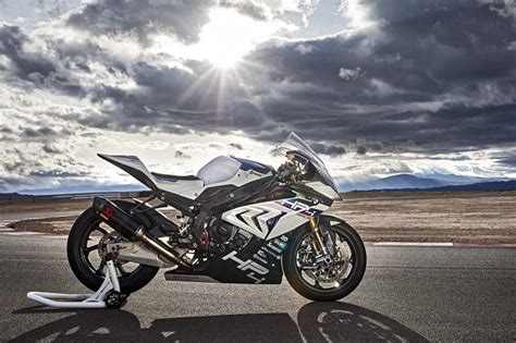 Would be amazing if bmw makes hp4r cheaper (same range as v4r). BMW HP4 Race 2018 - MotoPlus.ca