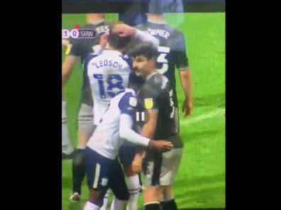 英格兰足球超级联赛（premier league） ，通常简称英超 ，是英格兰足球总会属下的最高等级职业足球联赛，前身是英格兰足球冠军联赛。 英超是欧洲五大联赛之一，由20支球队组成，由超级联盟负责具体运作. 明目张胆!英冠联赛球员4秒内2次抓裆对手-直播吧zhibo8.cc