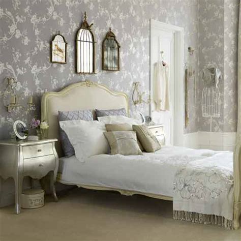 Black iron bed frames can bring a touch of charm to a bedroom, or choose a headboard with some bangin' vintage curves. 31 Sweet Vintage Bedroom Décor Ideas To Get Inspired ...