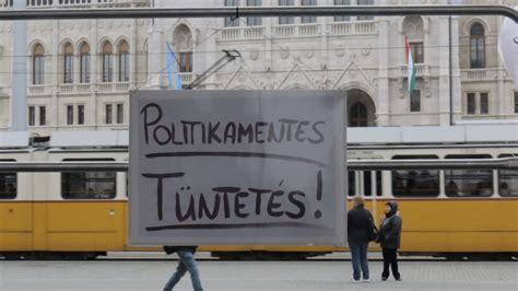 A tüntetésekkel kapcsolatban a leglényegesebb információkat próbáljuk itt összegyűjteni. Politikamentes(?) tüntetés az egészségügyért - YouTube