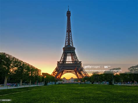 16 to 25 € maximum for adults and 4 to 12,5 € for children and young people). Tour Eiffel High-Res Stock Photo - Getty Images