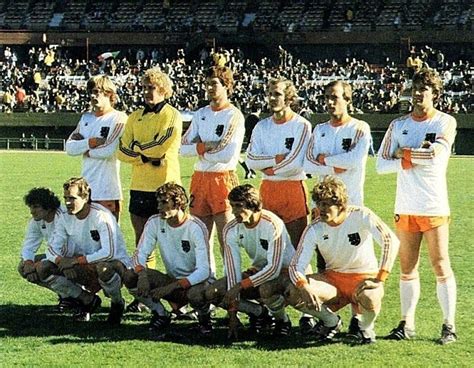 Het nederlands elftal) has represented the netherlands in international men's football matches since 1905. WK 1978: Het Nederlands Elftal voor de halve finale tegen Italië | Fifa world cup, World cup, Fifa