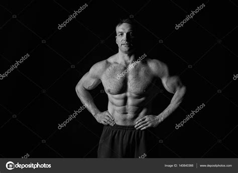 Sexy Muscular Macho Torso Con Peludo Pecho De Hombre Entrenamiento