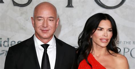 Jeff Bezos dueño de Amazon se compromete con su novia de ascendencia