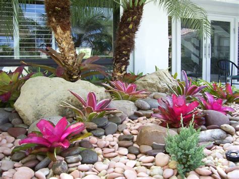 Choose plants that bloom at different times and combine them with bulbs, annuals use the list below to find plants that can take the heat and humidity in your south florida garden. Crie Jardim: Como cultivar bromélias