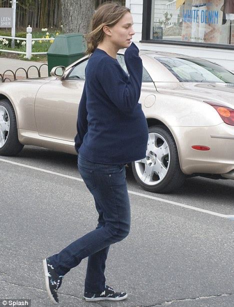 Pregnant Natalie Portman Plays It Casual And Make Up Free On Lunch Date