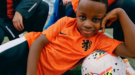 The 2020 uefa european football championship, commonly referred to as uefa euro 2020 or simply euro 2020, is scheduled to be the 16th uefa european championship, the quadrennial international men's football. Les nouveaux maillots des Pays-Bas pour l'Euro 2021