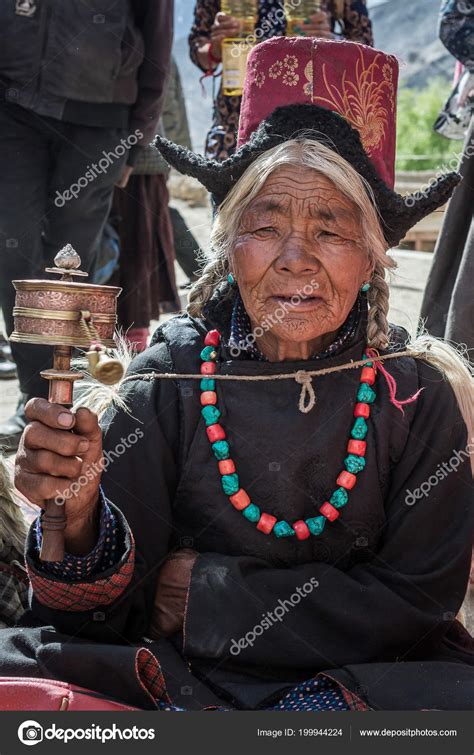 Lamayuru India June 2017 Ladakhi Old Lady Tibetan Prayer Wheel Stock